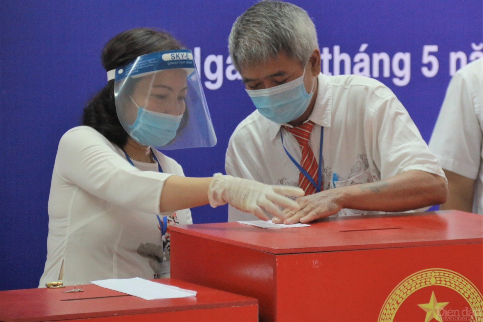 Công tác kiểm tra hòm phiếu công khai, minh bạch.