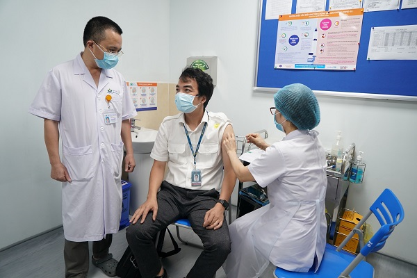 Tiêm vaccine cho cán bộ Vietnam Airlines