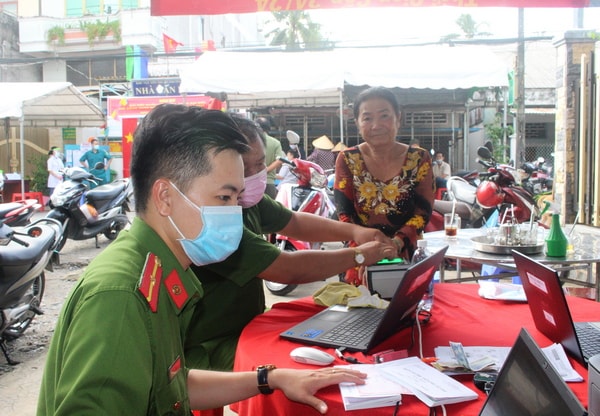 Công an Cần Thơ với sáng kiến bố trí các tổ cấp CCCD tại các khu vực bầu cử để phục vụ người dân.