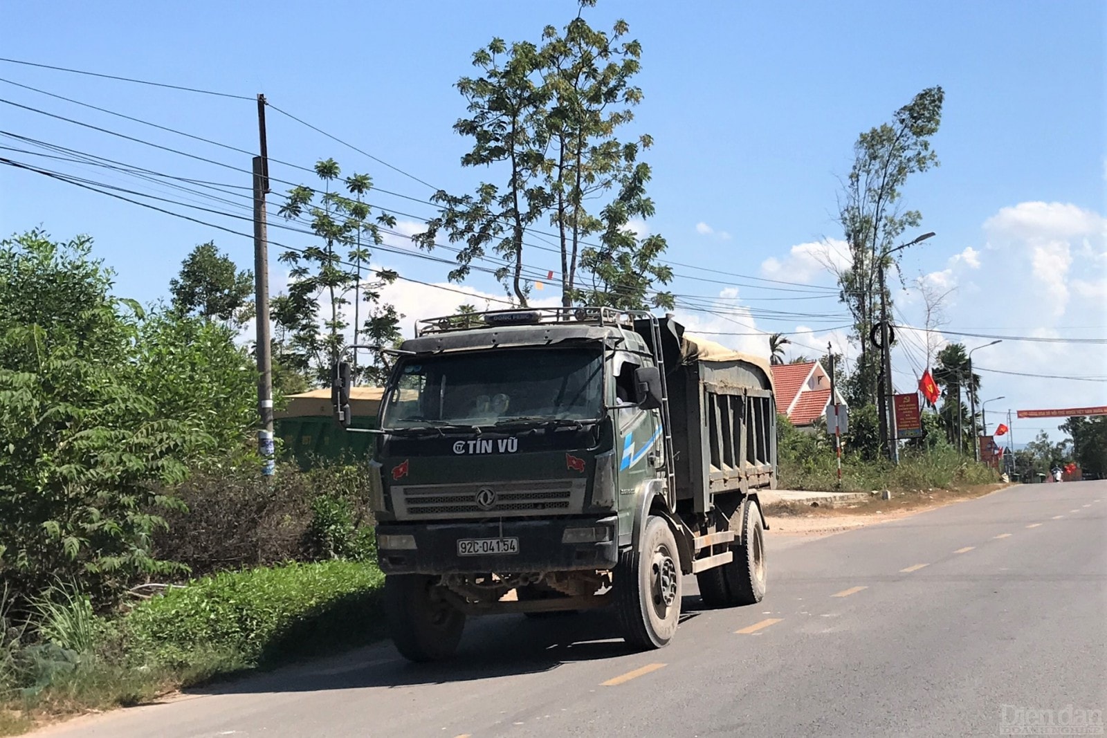 Đồng thời, doanh nghiệp được khai thác cũng không thực hiện việc bảo đảm môi trường. Tại mỏ khai thác khu vực núi Dàng không có khu vực rửa xe trước khi lưu thông.