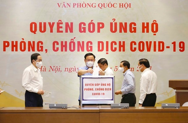 Chủ tịch Quốc hội Vương Đình Huệ, các Phó Chủ tịch Quốc hội, các Ủy viên Ủy ban Thường vụ Quốc hội, các lãnh đạo, cán bộ, công chức, viên chức, người lao động Văn phòng Quốc hội đã lên quyên góp, ủng hộ Quỹ phòng, chống dịch COVID-19.