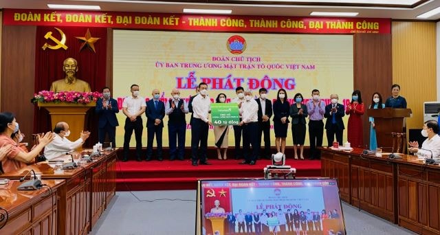 Đại diện Ban lãnh đạo Vietcombank, ông Phạm Quang Dũng - Tổng giám đốc (bên trái) trao kinh phí ủng hộ phòng chống dịch COVID-19 cho đại diện Ủy ban Trung ương MTTQ Việt Nam