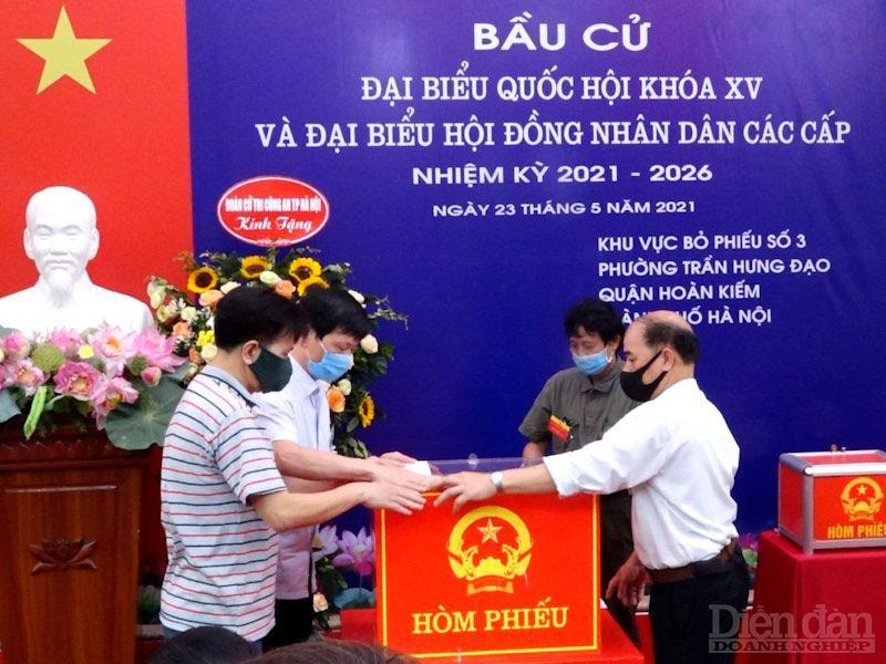 Khu vực bỏ phiếu số 3, Phường Trần Hưng Đạo (Quận Hoàn Kiếm) các biện pháp phòng, chống dịch, các phương án ứng phó với các tình huống phát sinh, bất ngờ đã được xây dựng