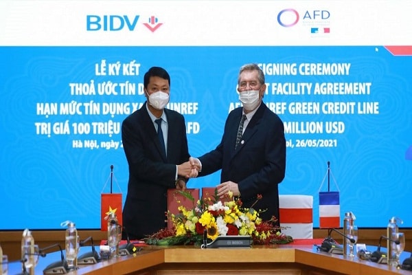 Ông Lê Ngọc Lâm - Tổng Giám đốc BIDV và ông Fabrice Richy - Giám đốc AFD Việt Nam ký kết thỏa ước tín dụng xanh