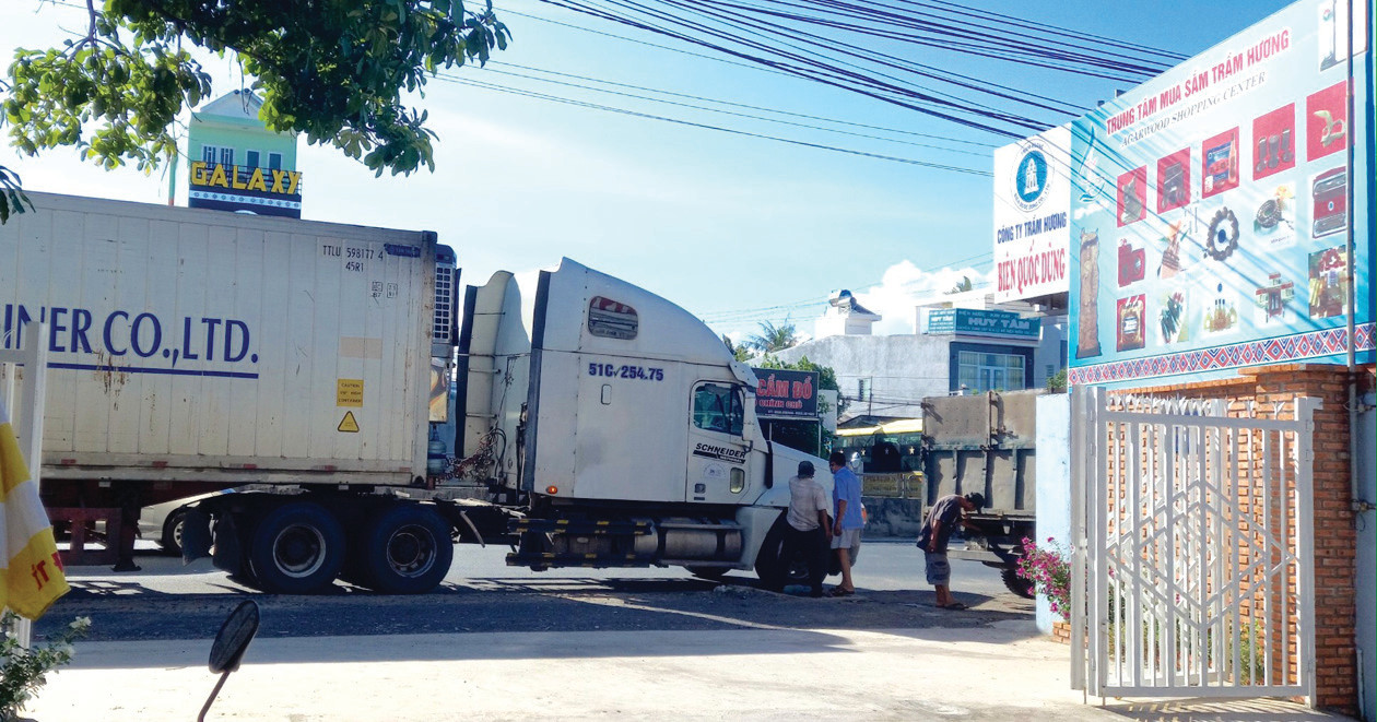 p/Gara sửa chữa bình điện ôtô của ông Nguyễn Văn Dũng thường xuyên cho xe đậu, đỗ gây mất an toàn giao thông, cản trở việc kinh doanh của doanh nghiệp khác.