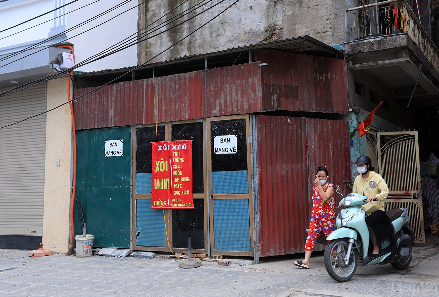 Một ngôi nhà được quây bằng tôn trên đường Minh Khai.