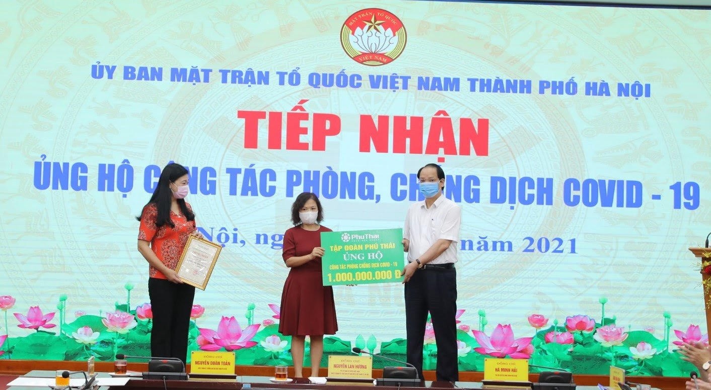 Đại diện lãnh đạo Tập đoàn Phú Thái trao tiền ủng hộ công tác phòng, chống dịch COVID- 19