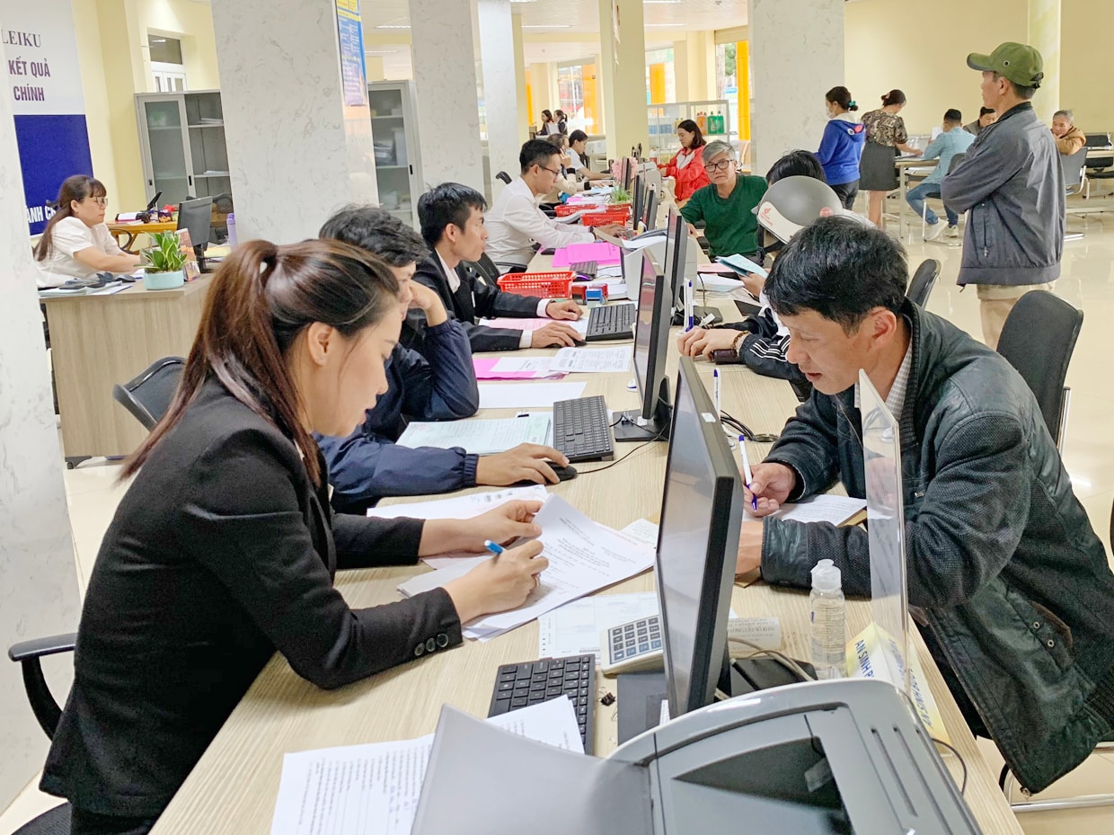 Người dân được hướng dẫn quy trình thực hiện thủ tục hành chính tại Trung tâm Phục vụ hành chính công tỉnh Gia Lai