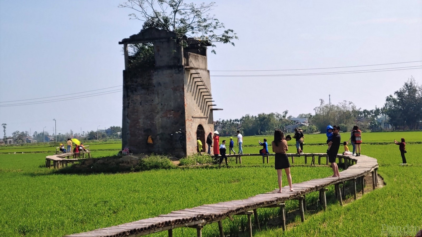 Dựng lối đi ra lò gạch bỏ hoang để cho thực khách thoải mái chụp ảnh và lấy tiền bằng hình kinh doanh thực phẩm.