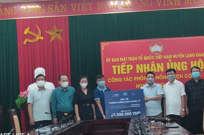 Đại diện Quỹ HTX trao tiền và hiện vật tại nơi cách ly huyện Lạng Giang