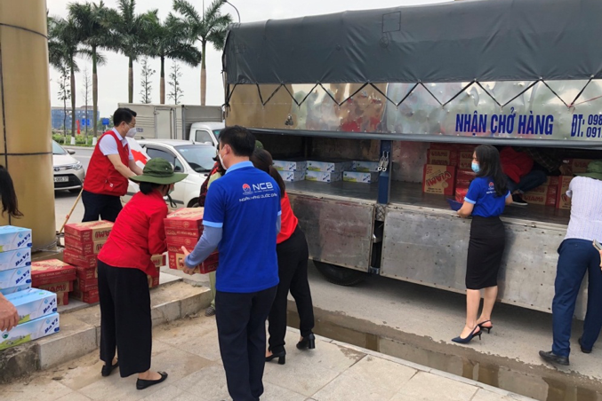 Các hiện vật là mũ chắn giọt bắn, khẩu trang, dung dịch sát khuẩn, đồ ăn liền… được chuyển đến địa chỉ phòng chống dịch