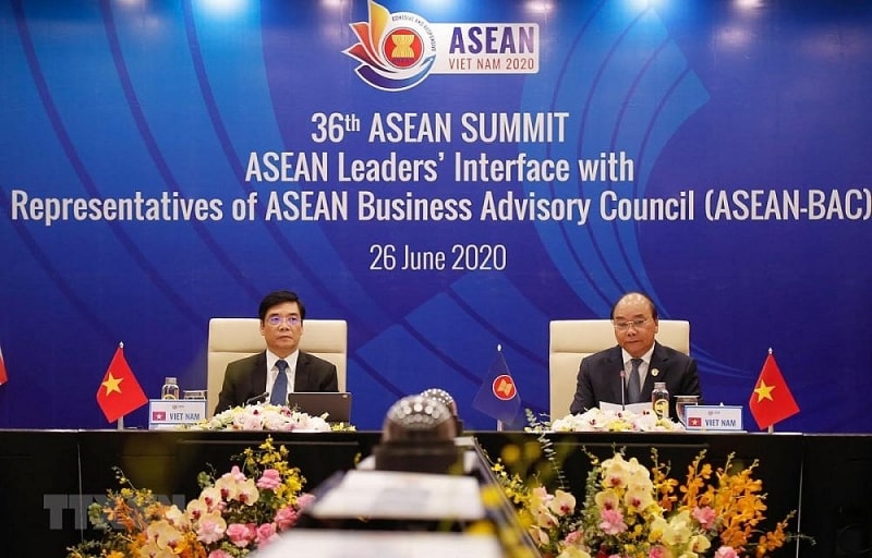 Thủ tướng Nguyễn Xuân Phúc, Chủ tịch ASEAN 2020 và Chủ tịch ASEAN BAC, Phó Chủ tịch VCCI Đoàn Duy Khương, dự Phiên đối thoại của các Nhà lãnh đạo ASEAN với Hội đồng Tư vấn Kinh doanh ASEAN (ASEAN BAC). (Nguồn: TTXVN)