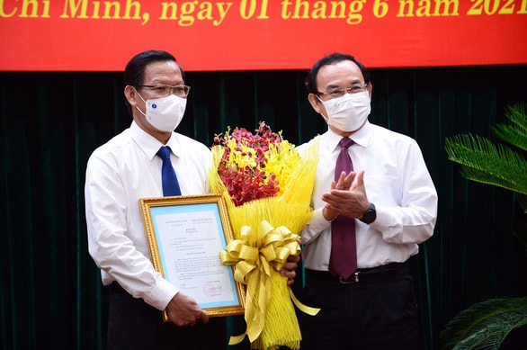 Bí thư Thành ủy TP. Hồ Chí Minh Nguyễn Văn Nên thay mặt Ban chấp hành Đảng bộ TP. Hồ Chí Minh tặng hoa chúc mừng ông Phan Văn Mãi