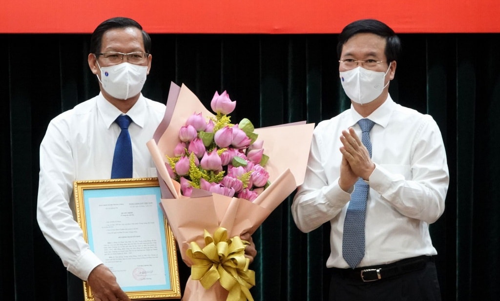 Ông Võ Văn Thưởng -p/Ủy viên Bộ Chính trị, Thường trực Ban bí thư trao quyết định cho ông Phan Văn Mãi - Phó bí thư thường trực Thành ủy TP. Hồ Chí Minh.