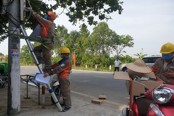 Điện lực Vĩnh bảo tiến hành thay công tơ ghi số từ xa