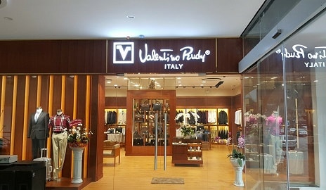 Gian hàng Valentino Rudy.