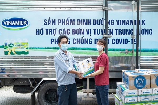 Đại diện Trung tâm Y tế quận Gò Vấp (bên phải) đại diện nhận các sản phẩm và sẽ nhanh chóng chuyển đến các y bác sĩ, nhân viên y tế đang làm nhiệm vụ.