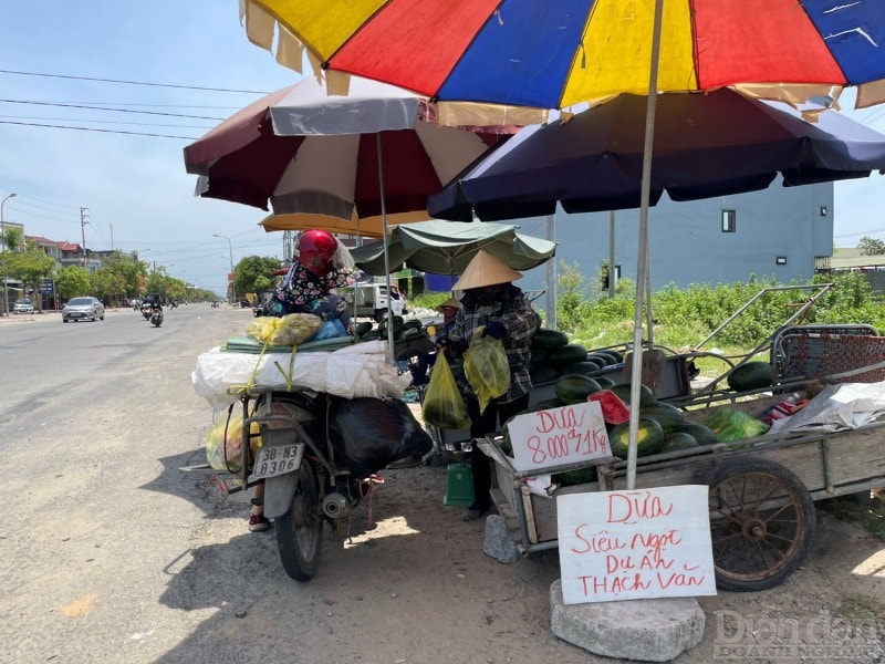 Người bán dưa này phải giảm giá từ 10.000 đồng xuống 8.000 đồng/kg để bán hết sớm chạy nắng.