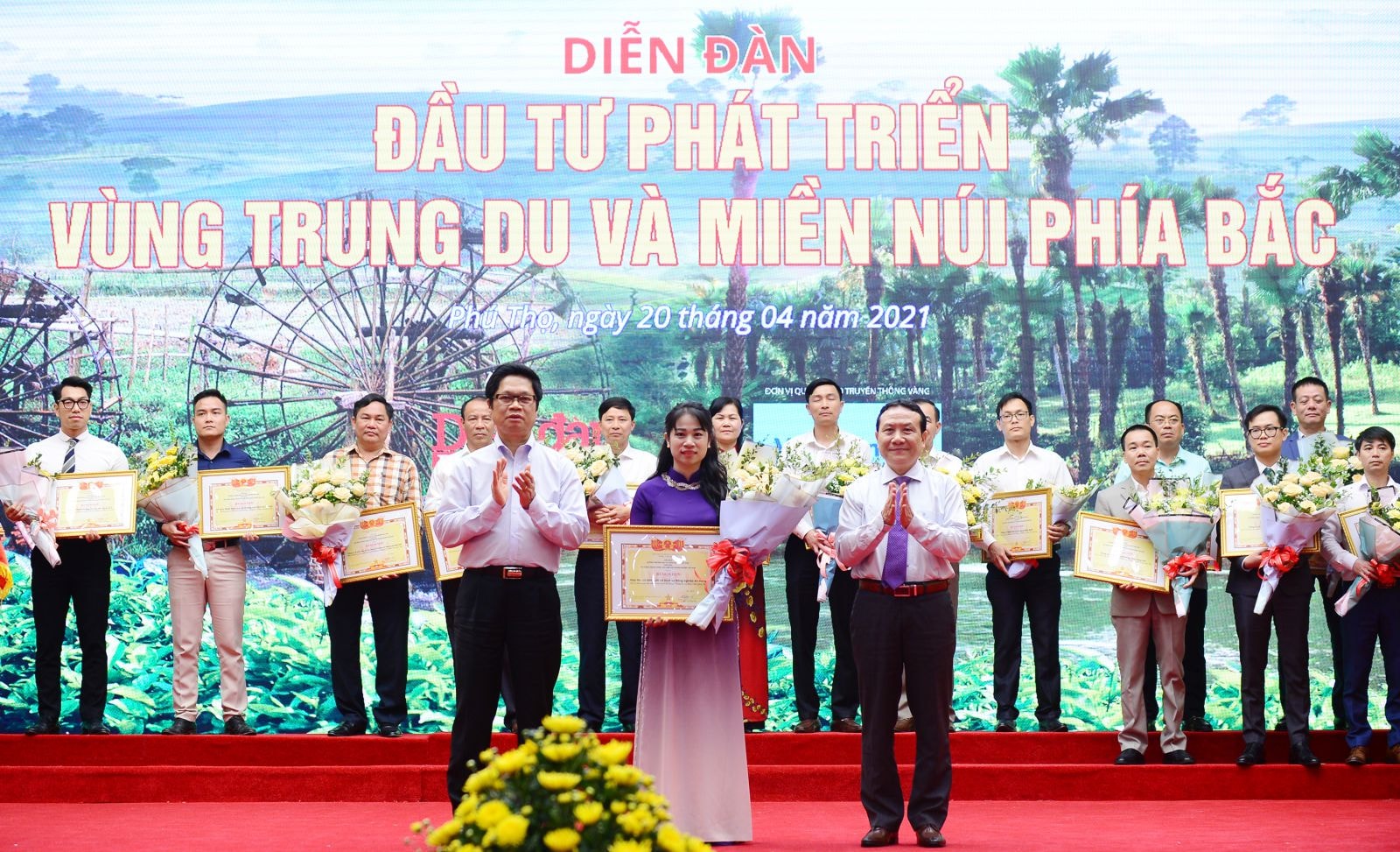  Với những nỗ lực phát triển không ngừng, Công ty vinh dự nhận bằng khen của VCCI tại Diễn đàn Đầu tư phát triển kinh tế Vùng Trung du và Miền núi phía Bắc.