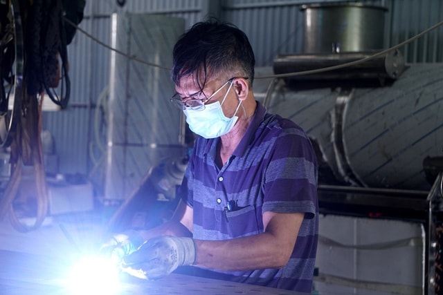 Để giúp con trai thực hiện đam mê, ông Nguyễn Văn Quyền (bố đẻ anh Tư) đã ngày đêm cùng con nghiên cứu máy sấy thăng hoa.