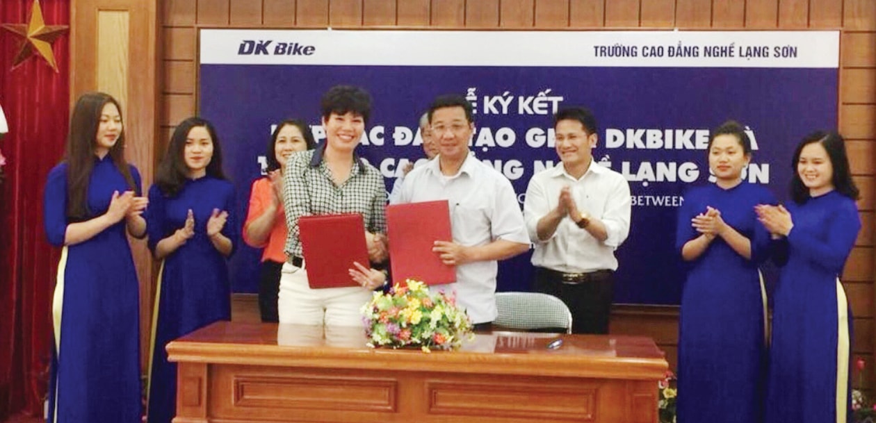  Hiệu trưởng Trường CĐ Nghề Lạng Sơn và Giám đốc Công ty DK Bike cùng ký kết hợp tác đào tạo lao động.