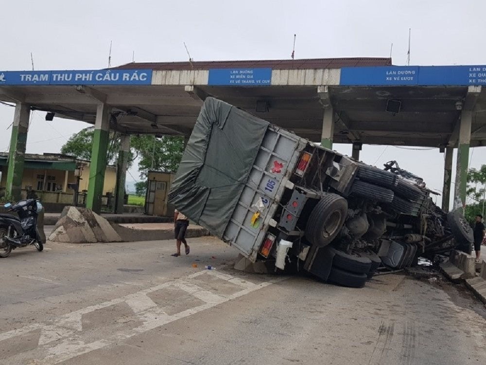 Sau khi dừng hoạt động, trạm thu phí Cầu rác trở thành “điểm đen” giao thông