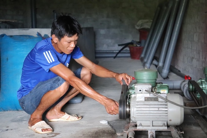 Anh Nguyễn Văn Thanh cũng đã đầu tư hệ thống máy bơm nước, máy xay thức ăn, máy sục khí, thiết bị đo độ PH để phục vụ việc nuôi cá chình.
