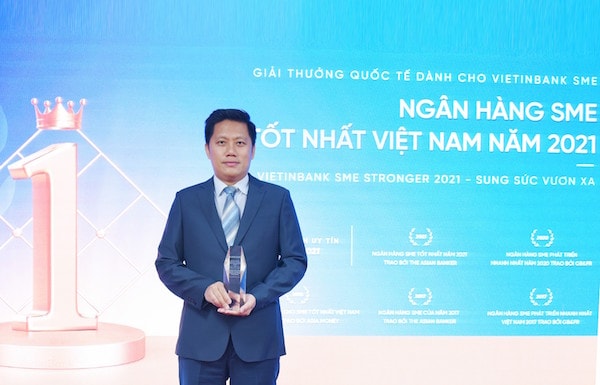 Ông Lê Duy Hải - Giám đốc Khối KHDN VietinBank đã vinh dự đón nhận Giải thưởng Ngân hàng SME tốt nhất Việt Nam 2021