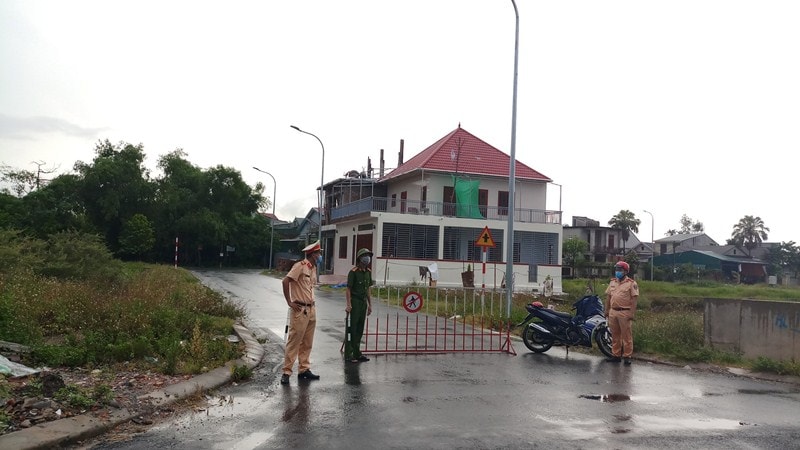 Lực lượng chức năng tiến hành phong tỏa 15 điểm trên 4 trục đường chính của xã Thạch Trung và phường Nguyễn Du.