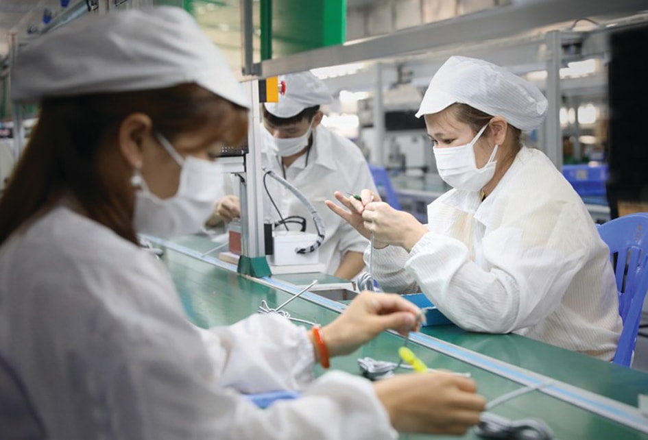  Công nhân khu công nghiệp ở huyện Việt Yên, tỉnh Bắc Giang đã hoạt động trở lại sau 2 lần test âm tính với SARS-CoV-2. Ảnh: Danh Lam