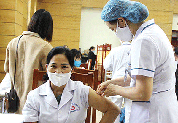  Cán bộ, y bác sỹ Trung tâm Y tế thành phố Lạng Sơn được tiêm vắc xin COVID-19.