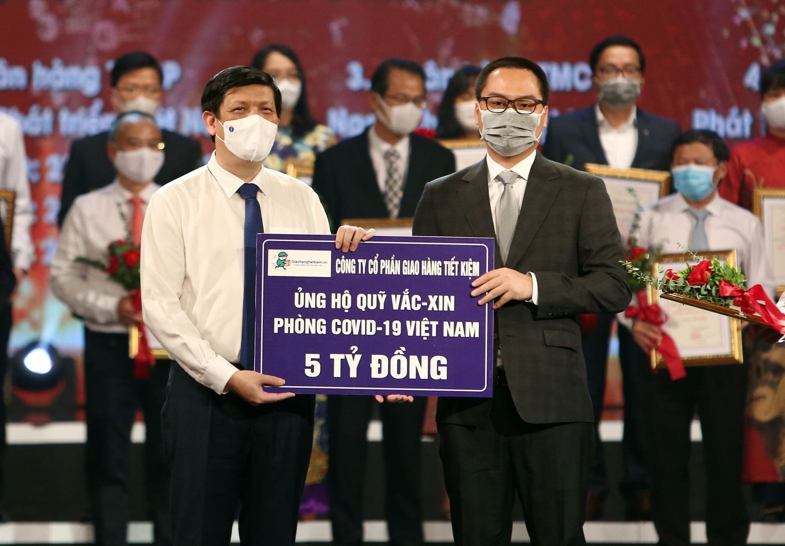 Ông Phạm Hồng Quân - Chủ tịch HĐQT, Tổng Giám Đốc Giao Hàng Tiết Kiệm trao tặng số tiền 5 tỷ đồng cho Quỹ Vaccine phòng chống COVID-19.