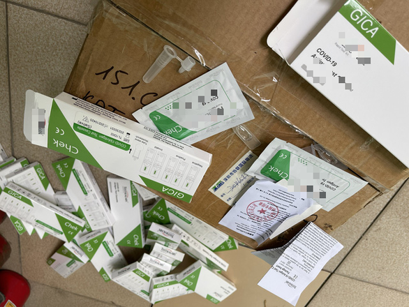 Các hộp test nhanh COVID-19 không có hóa đơn chứng từ được Cục Quản lý thị trường Hà Nội thu giữ - Ảnh: Cục QLTT Hà Nội