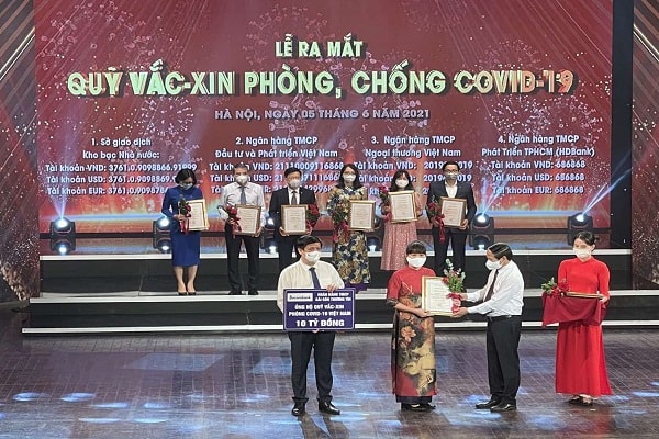 Ông Lê Văn Thành, Phó Thủ tướng Chính phủ, trao chứng nhận và hoa cảm ơn cho đại diện Sacombank, bà Hà Quỳnh Anh - Phó Tổng giám đốc