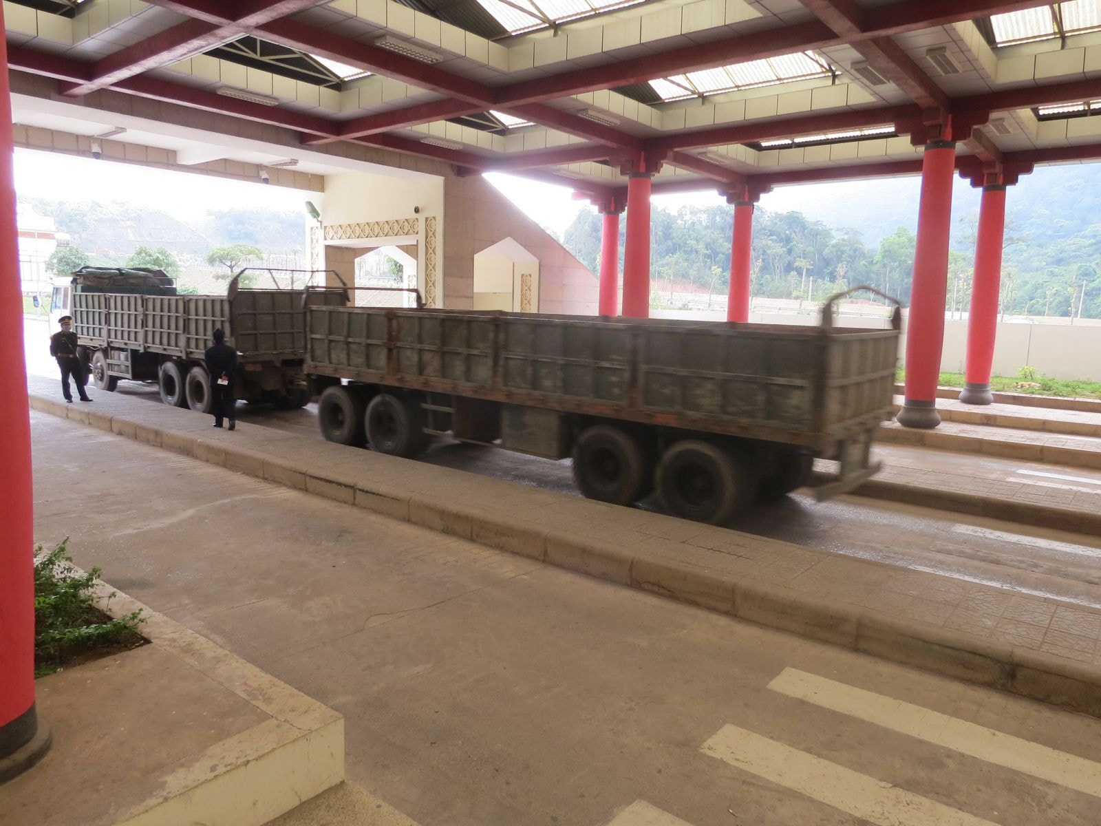 Lái xe, phụ xe vận tải ô tô cũng là người thường xuyên đi - đến, tiếp xúc với nhiều nơi nên nguy cơ lây nhiễm rất cao