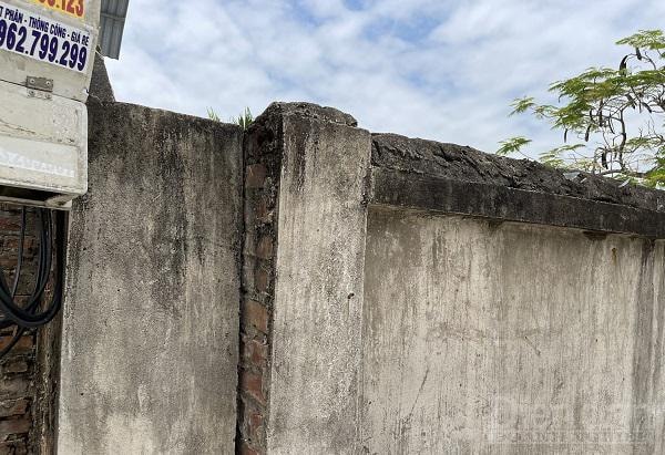 So với cột trụ ban đầu thì tường đã nghiêng ra rất rộng.