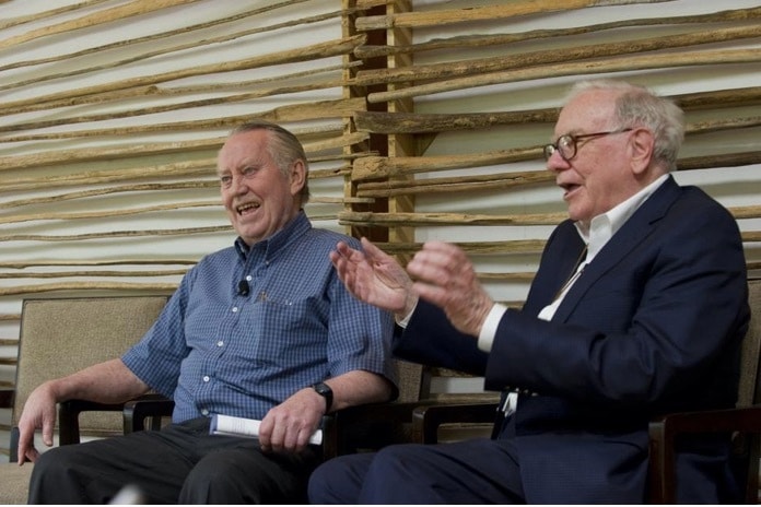 Tỷ phú Chuck Feeney và Warren Buffett. Ảnh The Atlantic.