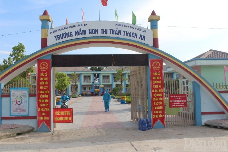 Cũng theo ông Khoa, huyện Thạch Hà hiện có 2 điểm cách ly tập trung, gồm huyện đội cũ có 33 F1 đang cách ly và khu cách ly tại trường mầm non Thạch Đài. Cũng trong hôm nay, huyện Thạch Hà tiếp tục kích hoạt khu cách ly trường mầm non thị trấn Thạch Hà với sức chứa khoảng 34 người.