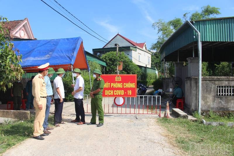 Thôn Trung Tiến phong tỏa 200 hộ dân với 430 nhân khẩu. Lực lượng chức năng đã tiến hành lập 8 chốt, dựng rào chắn kiểm soát 