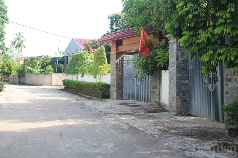 Con đường dẫn vào thôn Trung Tiến vắng lặng, các gia đình đều 
