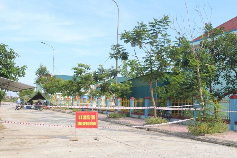 Ông Nguyễn Văn Khoa, Chủ tịch UBND huyện Thạch Hà cho biết: “Sau khi có ca dương tính trên địa bàn, huyện Thạch Hà đã nhanh chóng lập 8 chốt chặn để kiểm soát người ra vào trong thôn. Để đảm bảo công tác phòng chống dịch trên địa bàn, huyện yêu cầu tất cả các xã trên địa bàn vẽ bản đồ của các thôn để tiến hành nhanh trong việc phong tỏa khi có sự cố xảy ra, nhất là những địa phương đã có trường hợp F1”.