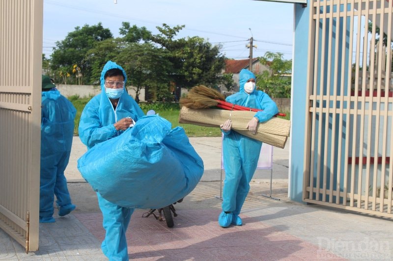 Lực lượng chức năng đang tiến hành các khâu tiêu độc khử trùng và chuẩn bị vật dụng cần thiết để tiếp nhận những đối tượng F1 về cách ly.