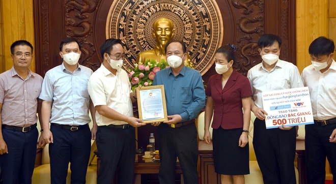 Tại trụ sở Tỉnh ủy Bắc Giang, bà Lê Thị Thu Hồng - Phó Bí thư Thường trực Tỉnh ủy đã tiếp nhận 500 triệu đồng.