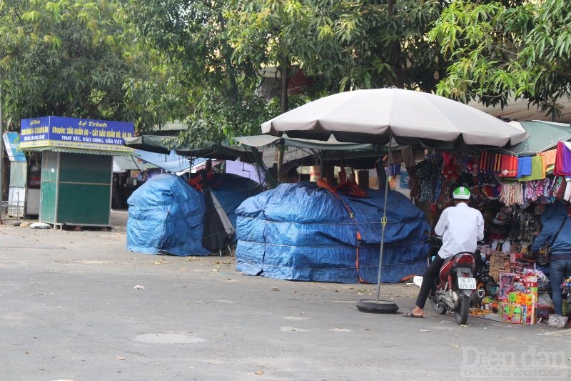 Phía bên ngoài, những ki-ốt nhỏ cũng đóng cửa nghỉ bán.