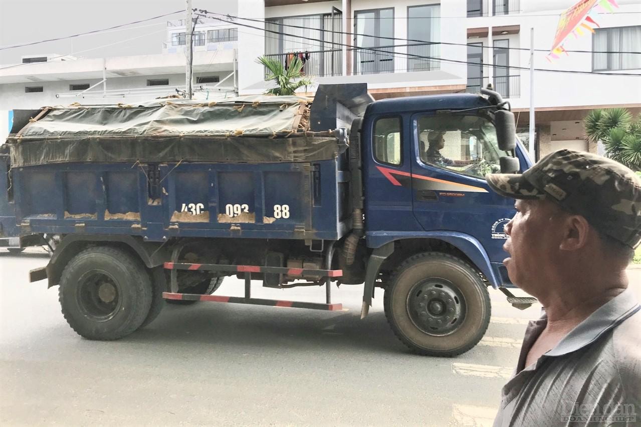 Các phương tiện đều mang một lượng cát lớn, có dấu hiệu quá tải, quá khổ trong khi di chuyển.