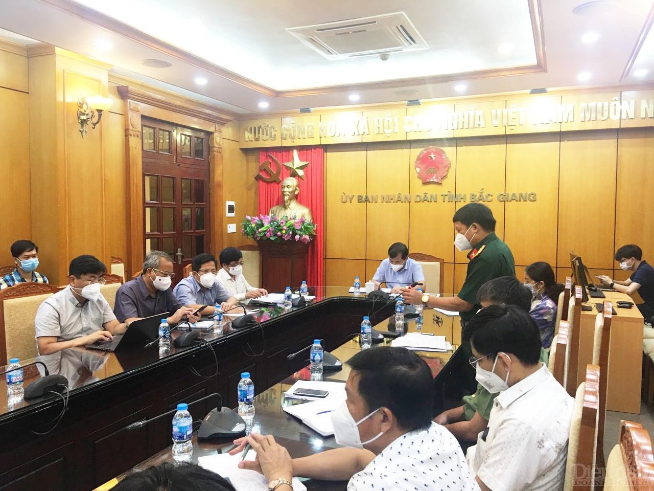 Tổ giám sát cách ly Bộ phận thường trực đặc biệt Bộ Y tế đang làm việc với UBND tỉnh và các bộ phận liên quan công tác cách ly.