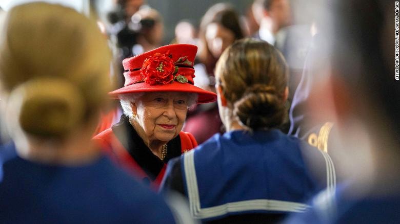 Nữ hoàng Anh Elizabeth II gặp gỡ các quân nhân trong chuyến thăm tàu sân bay HMS Queen Elizabeth ở Portsmouth, miền nam nước Anh vào ngày 22 tháng 5 năm 2021, trước khi triển khai hoạt động đầu tiên đến Biển Philippines.