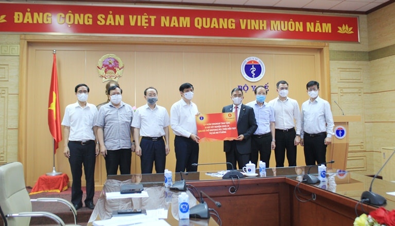 GS.TS Nguyễn Thanh Long- Uỷ viên Trung ương Đảng, Bộ trưởng Bộ Y tế cùng lãnh đạo các Vụ, Cục, Văn phòng Bộ tiếp nhận 30 máy xét nghiệm COVID-19 qua hơi thở do Tập đoàn Vingroup trao tặng