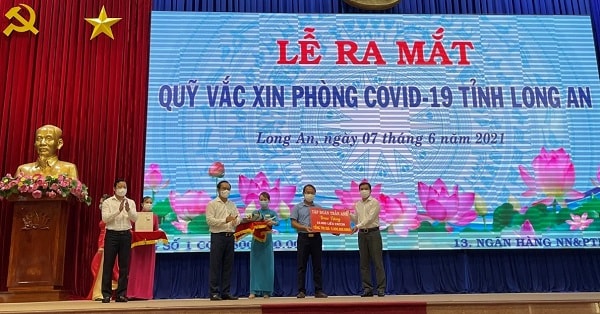 Đại diện Trần Anh Group trao 10.000 liều vắc xin cho Quỹ vắc xin phòng COVID-19 tỉnh Long An.