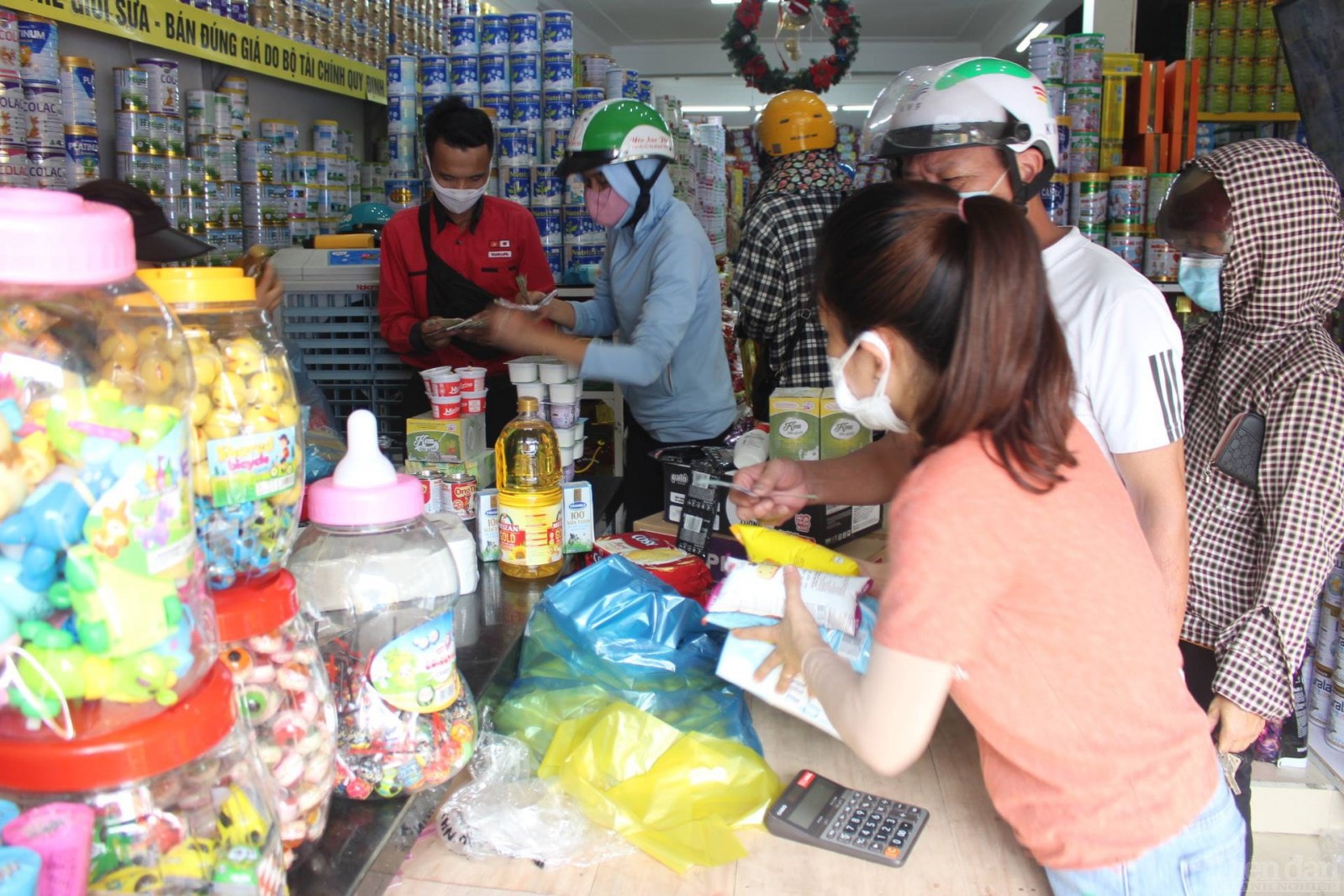 Các cửa hàng tạp hóa lượng người dân đến mua hàng tăng đột biến. Dù nhu cầu tăng song theo chủ các đại lý cho biết, giá cả đang bình ổn, chưa có gì thay đổi.